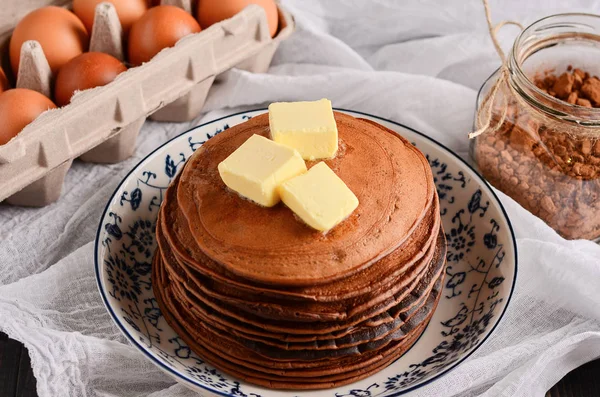 Punkcakes de chocolate com manteiga em cima — Fotografia de Stock