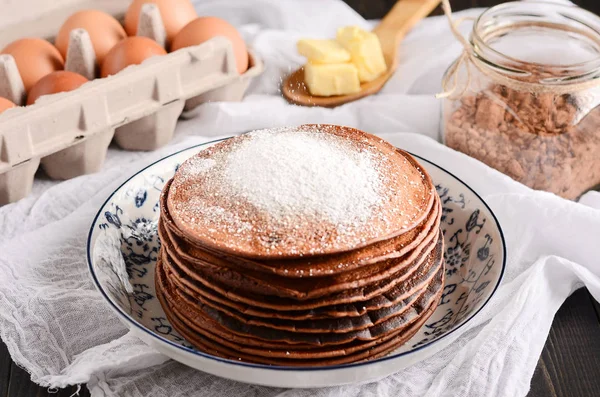 Cokelat Pancake dengan bubuk gula — Stok Foto