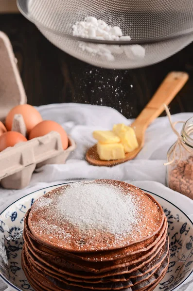 Cokelat Pancake dengan bubuk gula — Stok Foto