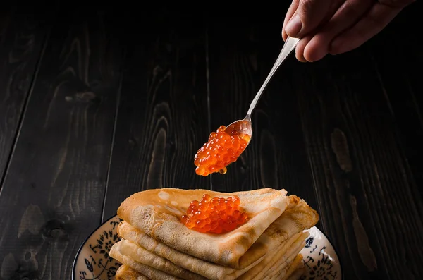 Panqueques tradicionales rusos con caviar rojo — Foto de Stock