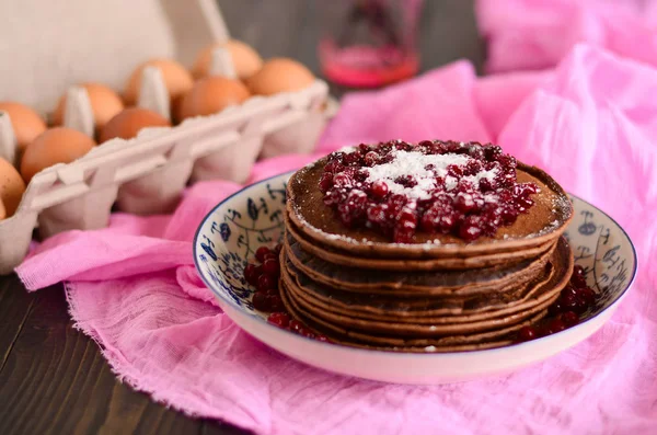 Tortitas de chocolate con arándanos y fresas — Foto de Stock