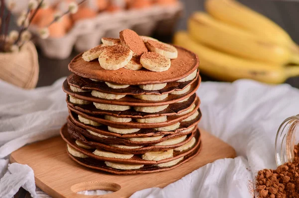 Panekuk coklat dengan pisang di atasnya — Stok Foto