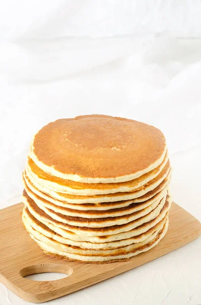 Tumpukan pancake di piring kuning dengan madu — Stok Foto