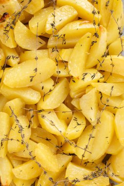 Fırında patates, zeytinyağı, sarımsak ve kekik. Gıda arkaplanı, düz yatak, üst manzara.