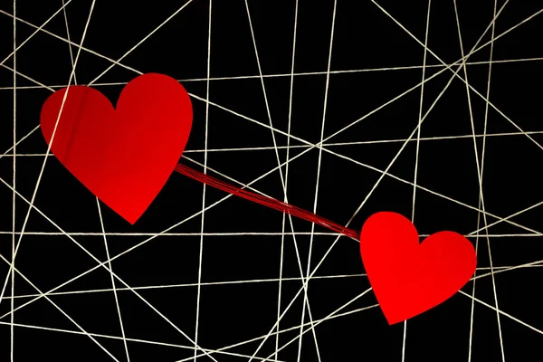 Netz aus weißen Fäden mit rotem Herz — Stockfoto