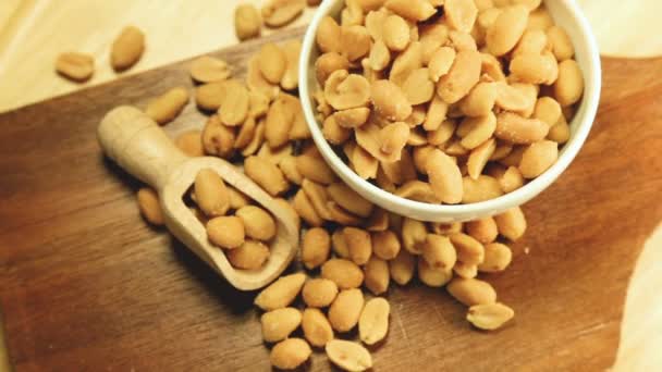 Gesalzene und geröstete Erdnüsse — Stockvideo