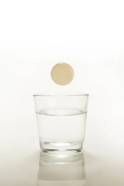 Efervescent таблетки в воде — стоковое фото