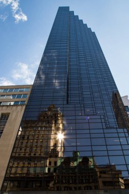 New York 26th Eylül 2016: Düşük açılı Trump Tower, Trump organizasyon siyasi Genel Müdürlük, lüks ofisler ve konut, Manhattan, 26th Eylül 2016 ev sahipliği 68 hikaye gökdelen altın cephe.