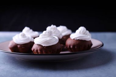 Krema ile lezzetli çikolatalı kek