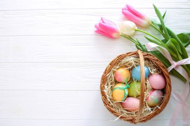 Paskalya yumurtaları Lale beyaz arka plan ile sepet içinde