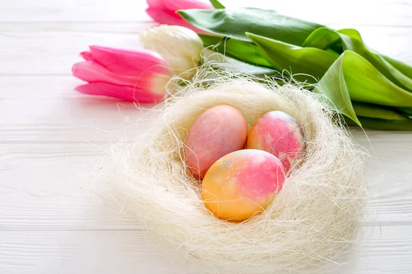 Composición Pascual Huevos Pascua Nido Con Tulipanes Sobre Fondo Madera — Foto de Stock