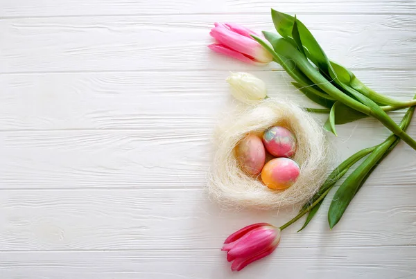 Composición Pascual Huevos Pascua Nido Con Tulipanes Sobre Fondo Madera — Foto de Stock