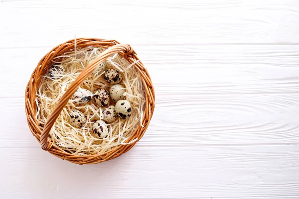 Huevos Pascua Una Canasta Sobre Fondo Blanco Con Espacio Copia — Foto de Stock