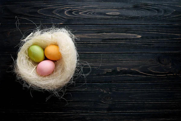 Composición Pascual Los Huevos Pascua Nido Sobre Fondo Madera Oscura — Foto de Stock