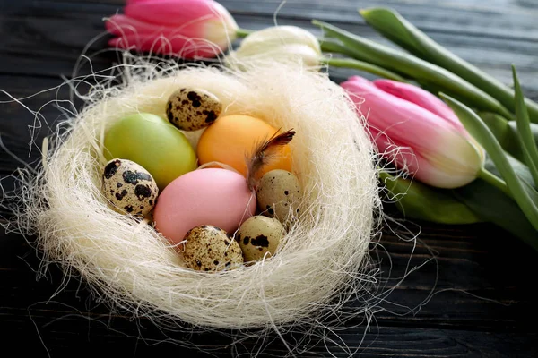 Composición Pascual Huevos Pascua Nido Con Tulipanes — Foto de Stock