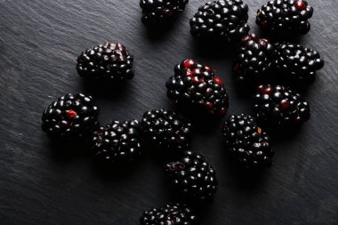 Siyah bir arka plan üzerinde BlackBerry
