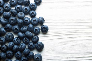 Yaban mersini arka plan. Yaban mersini gövde tasarımı. Olgun ve sulu taze yaban mersini ile metin için yer.