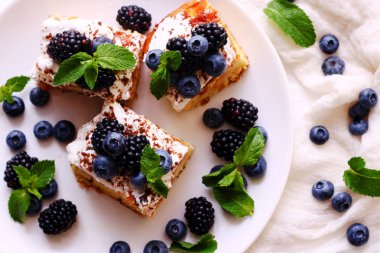 Çilek ve nane ile lezzetli ev yapımı pasta. Üstten Görünüm.