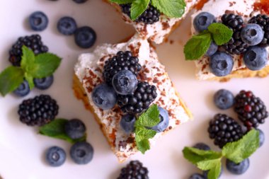 Çilek ve nane ile lezzetli ev yapımı pasta. Üstten Görünüm.