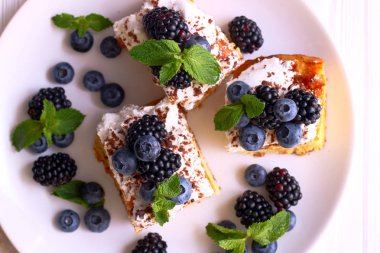 Çilek ve nane ile lezzetli ev yapımı pasta. Üstten Görünüm.