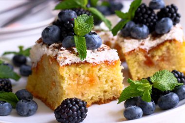 Böğürtlenli ve naneli ev yapımı turta.