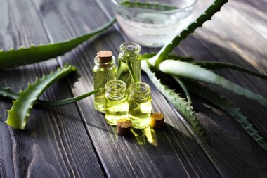 Aloe vera ayıklamak ahşap arka plan üzerinde cam kavanozda