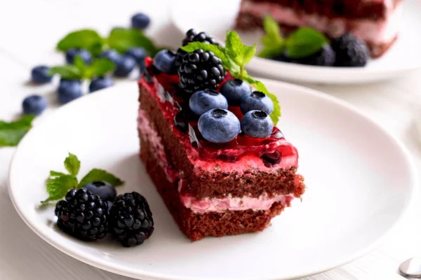 Köstlicher Hausgemachter Kuchen Mit Beeren Und Minze — Stockfoto