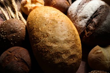 Taze pişmiş ekmek ahşap masa arka plan üzerinde