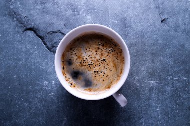 Gri taş zemin üzerine hoş kokulu kahve 