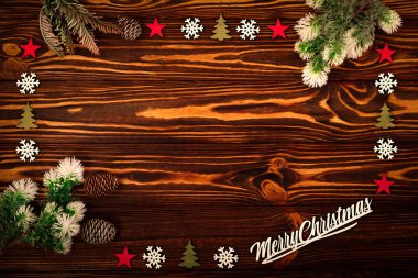 Çamın dalları ve Noel süsleri eski ahşap masa çerçevesinden. Tatil Noel arka plan. Metin veya tasarım için alan. Üstten Görünüm.