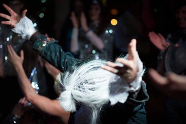 Şarkıcı seyirciler için eğildi ve onlar onu alkışladı