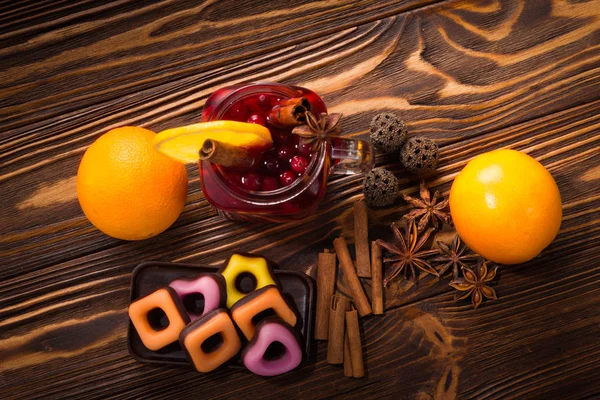Ποτήρι Ζεστό Ζεστό Κρασί Κανέλα Πορτοκάλια Cranberries Και Γλυκάνισο Χώρο — Φωτογραφία Αρχείου