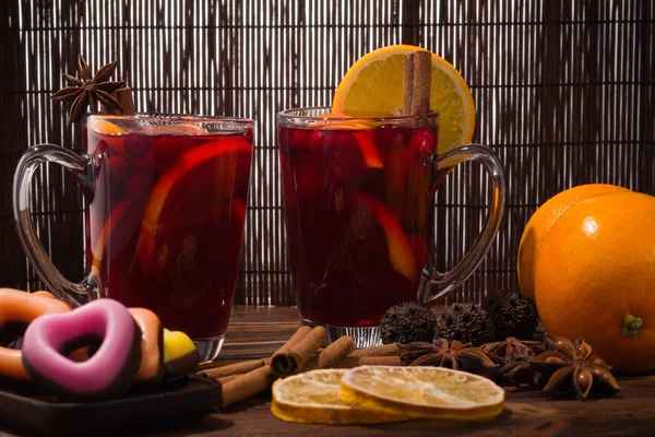 Δύο Ποτήρια Ζεστό Ζεστό Κρασί Κανέλα Πορτοκάλια Cranberries Και Γλυκάνισο — Φωτογραφία Αρχείου