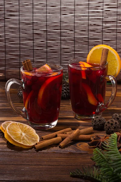 Deux verres de vin chaud chaud chaud avec cannelle, oranges, cranberri — Photo