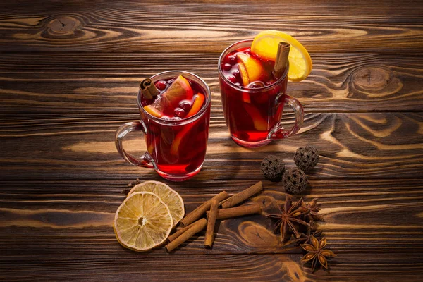 Δύο Ποτήρια Ζεστό Ζεστό Κρασί Κανέλα Πορτοκάλια Cranberries Και Γλυκάνισο — Φωτογραφία Αρχείου
