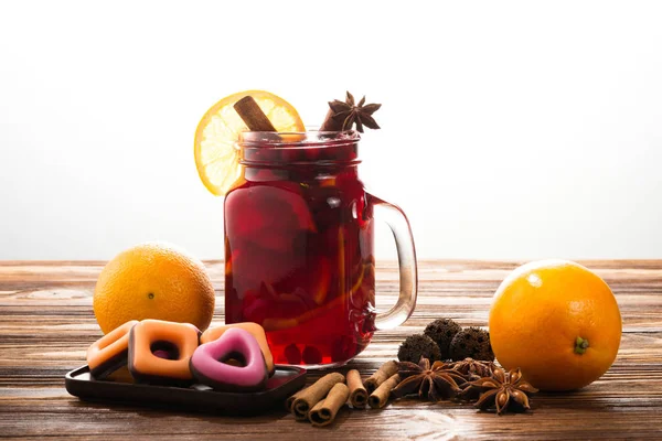 Ποτήρι Ζεστό Ζεστό Κρασί Κανέλα Πορτοκάλια Cranberries Και Γλυκάνισο Χώρο — Φωτογραφία Αρχείου