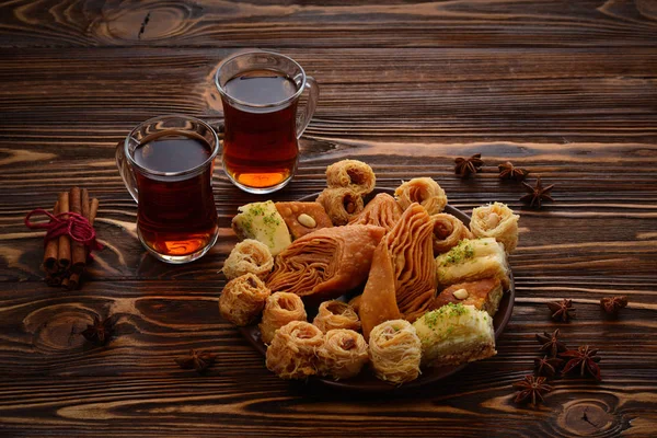 Türkische Süße Baklava Auf Dem Teller Mit Türkischem Tee — Stockfoto