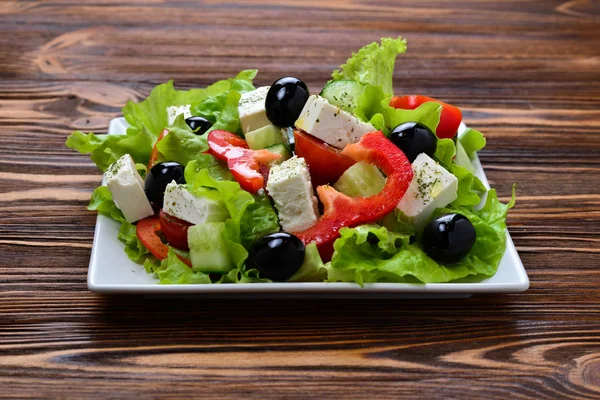 Griechischer Salat Auf Einem Hölzernen Hintergrund Raum Für Text Oder — Stockfoto