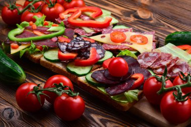 Sandviç farklı et ve sebze ile.