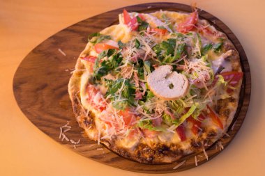 Sebzeler, otlar ve peynirli omlet