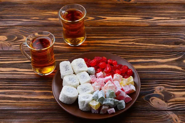 Herbata z rahat i suszone owoce na drewnianym stole — Zdjęcie stockowe