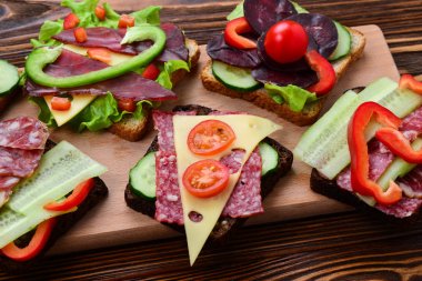 Sandviç farklı et ve sebze ile.