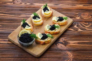 Siyah havyar ile Toastes. Spase metin veya tasarım için.