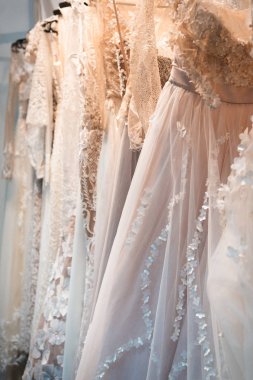 Gelinlikler peş peşe askıya asılır.