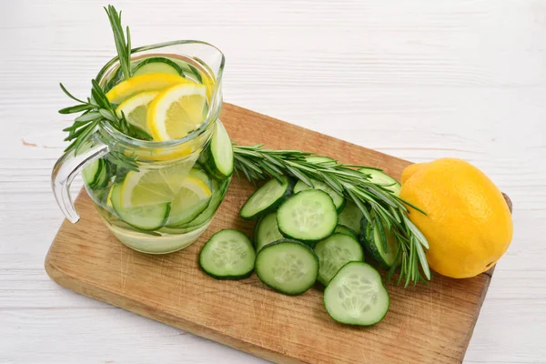 Koude en verfrissende detox water met citroen, komkommer, rozemarijn een — Stockfoto
