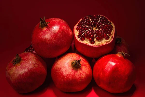 Süßer Granatapfel auf rotem Hintergrund. — Stockfoto