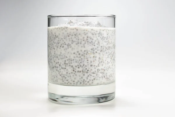 Chia pudding in glas op een witte achtergrond. Ruimte voor tekst of — Stockfoto