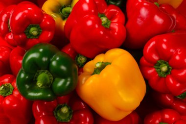 Taze kırmızı, yeşil, sarı dolmalık biber arka planı.