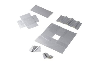 Beyaz arka planda izole edilmiş gümüş koli bandı parçaları. 