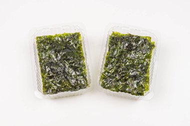 Norveç yosunları beyazlar üzerinde yalıtılmış. 